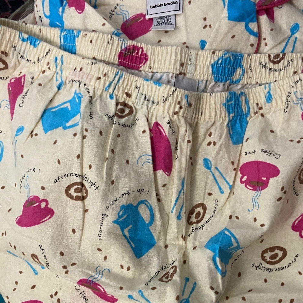 Women’s Vintage Bobbie Brooks   Coffee Print Pajama Set - Cream with Blue & Pink - Picture 7 of 8